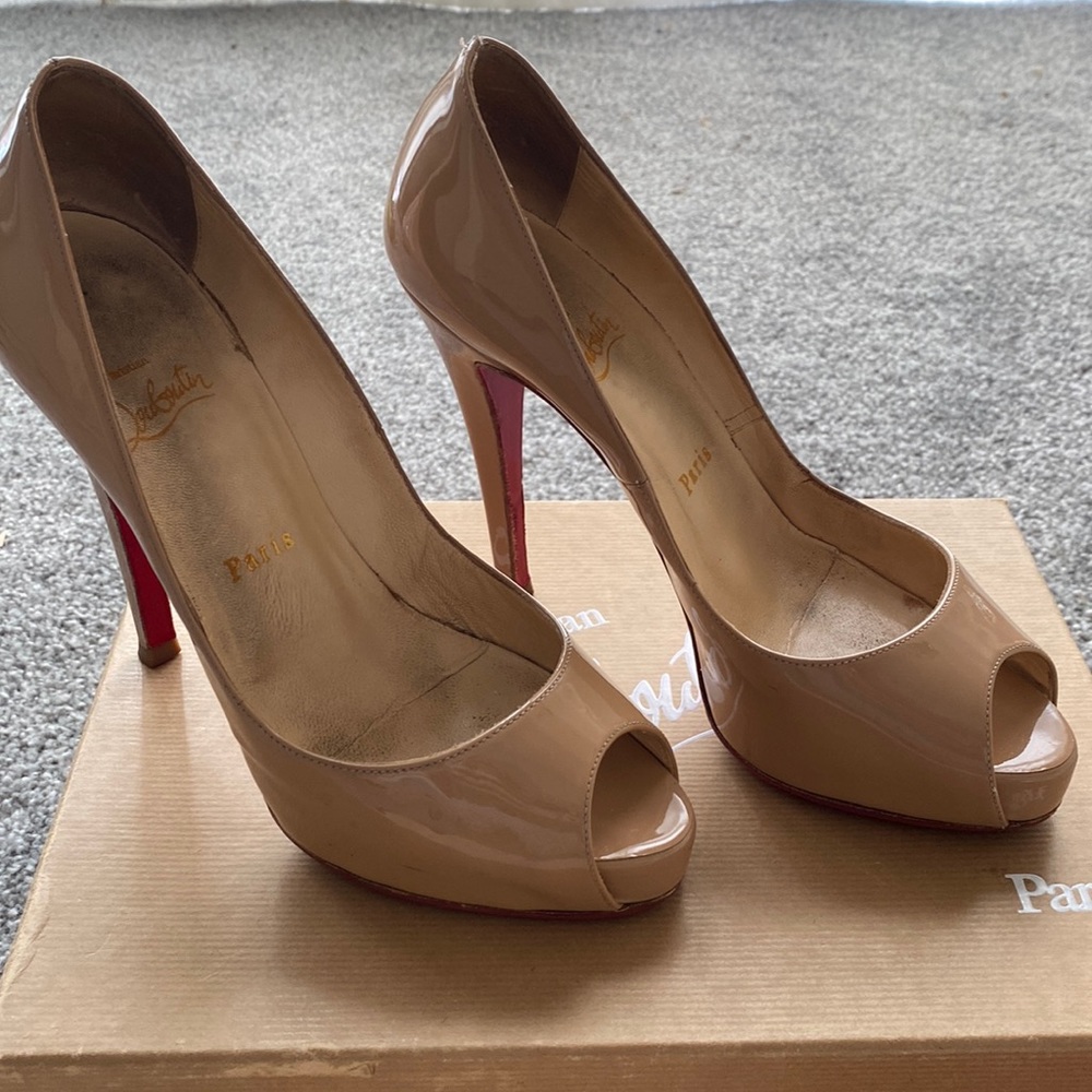 CHRISTIAN LOUBOUTIN VERY PTIVE 120 PATENT CALF.  NUDE.  37.5